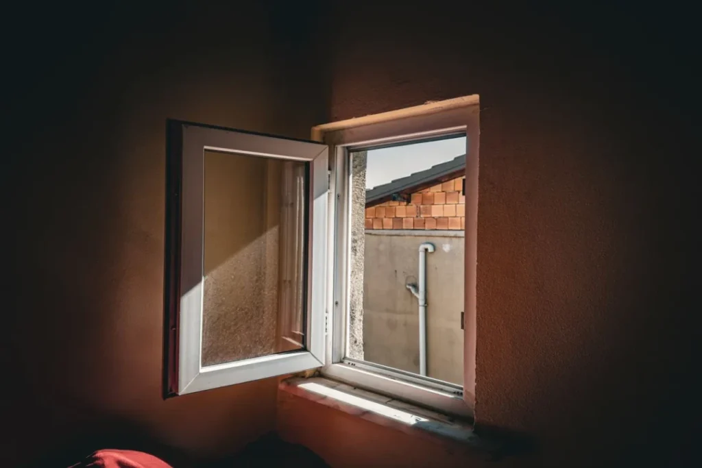 Rentrer de vacances dans une maison qui sent le renfermé