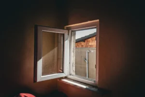 Rentrer de vacances dans une maison qui sent le renfermé
